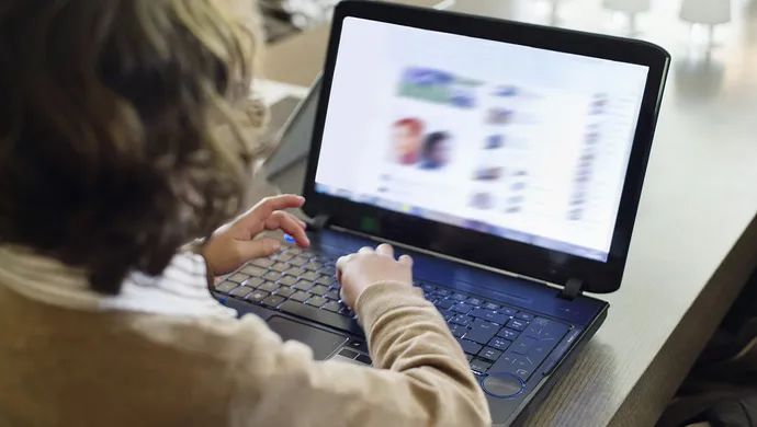 4%的小学生上网 自己有上网手机的占63.6%